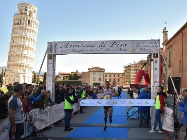 A Khalid Jbari e a Jemima Farley la XXIV Maratona di Pisa che non conosce confini
