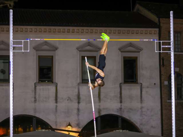 Pole Vault Opitergium a stelle e strisce: Babin salta 5.61