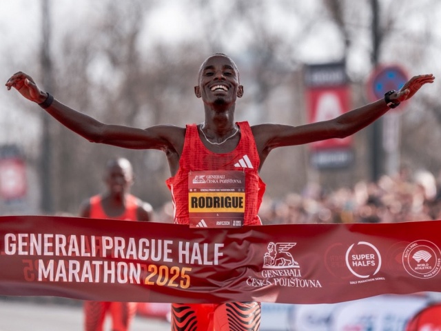 Generali Prague Half Marathon, Rodrigue Kwizera guida il Burundi al suo primo titolo.
