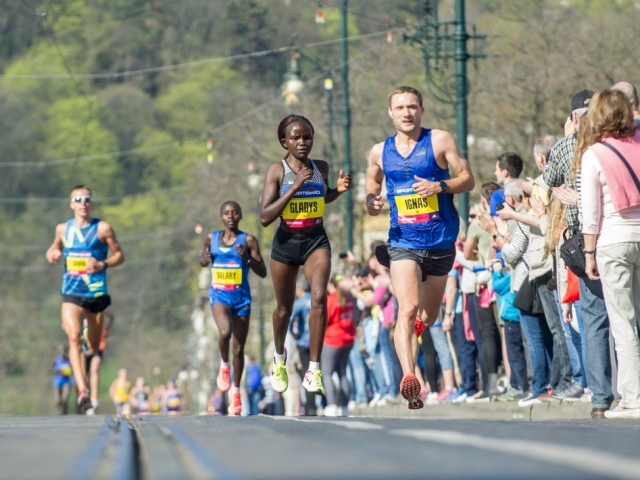 Conto alla rovescia per una gara epica: trema il record della Maratona di Praga
