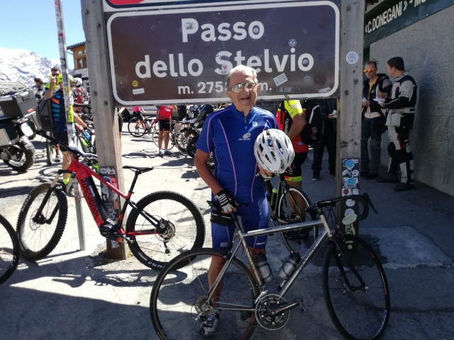 Romano Prodi "scala" lo Stelvio e regala i Km percorsi alla Maratona Alzheimer