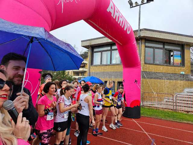 In 100 al via di Rosamimosa, la corsa delle donne. Il messaggio lanciato da UISP Firenze