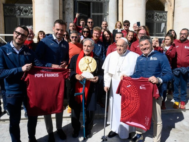 Papa Francesco incontra Acea Run Rome The Marathon, benedetta la medaglia e la Coppa degli Ultimi