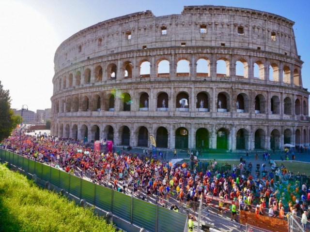 Maratona di Roma, accessi agevolati per i turisti diretti al Colosseo: corridoi pedonali e passaggi dedicati