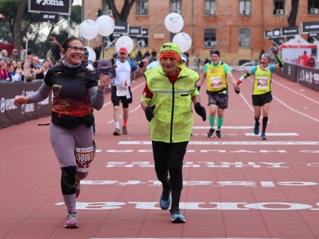 Il 93enne Antonio Rao al traguardo della 31^ Acea Run Rome The Marathon