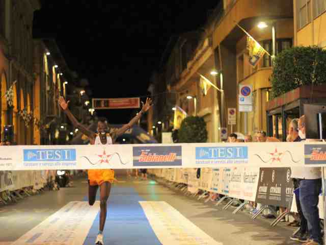 Spettacolo di campioni e ospiti ad Arezzo per la festa dei 50 anni, gara femminile e maschile di assoluto livello, in serio pericolo i record della gara