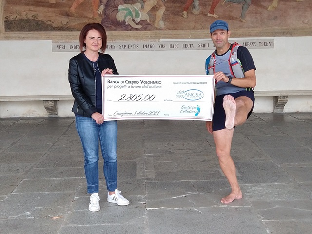 Oltre 2800 euro per l’Angsa grazie al progetto “Scalzi per l’autismo”