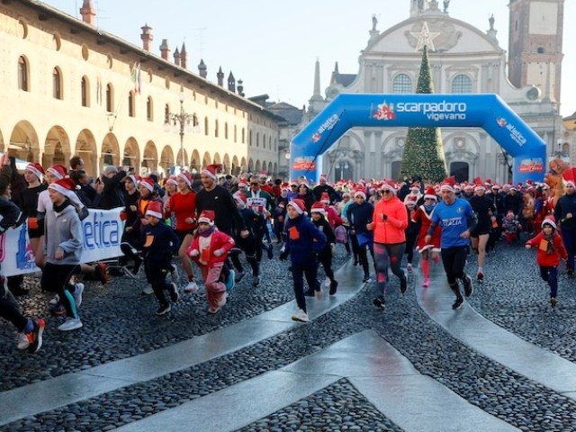 Oltre 700 cappellini rossi di Natale hanno dato vita alla 7^ Scarpadoro di Natale!