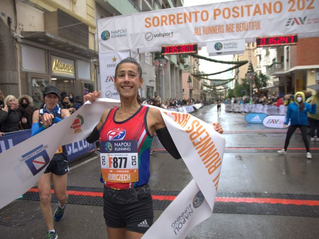 T-shirt adidas e l’oro della costiera nella medaglia della Panoramica Sorrento-Massa Lubrense-Positano 27km