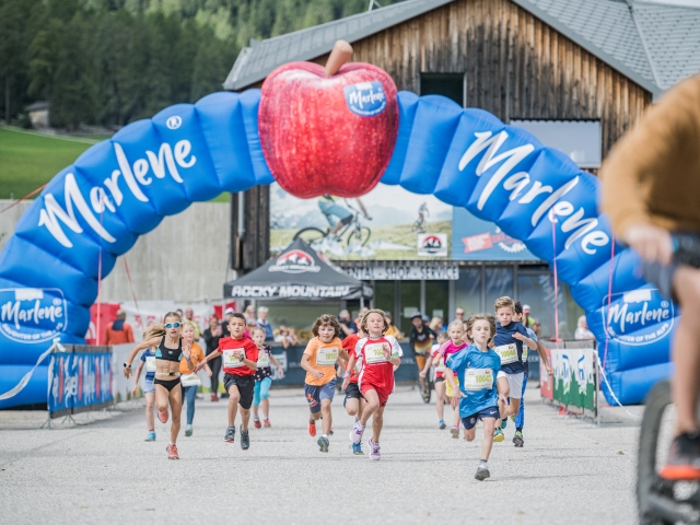 Bambini con occhi raggianti alla Mini Drei Zinnen Alpine Run