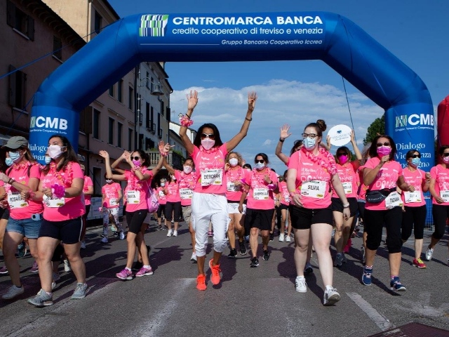 La forza delle donne colora Treviso di rosa