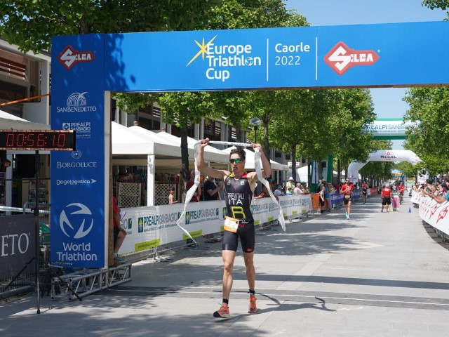 L’Italia conquista la vittoria nella staffetta mista Junior della Europe Triathlon Cup di Caorle (VE)