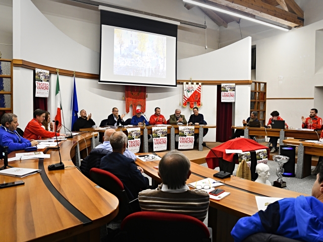 Presentato il Trofeo Vanoni: quest’anno ancora più internazionale con la squadra messicana e tanti top runner. Svelato il nuovo trofeo