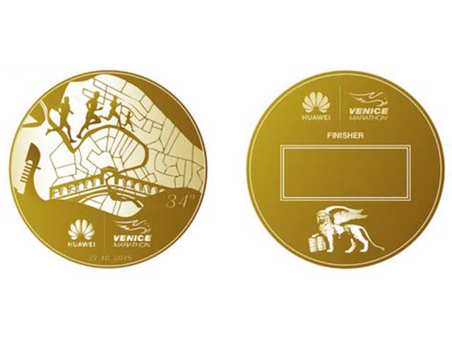 “And the winner is”… Eleonora De Luca vince il contest e firma la medaglia della 34^ Huawei Venicemarathon