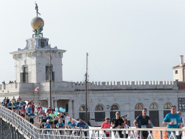 La 38^ Wizz Air Venicemarathon 42K-21K-10K corre veloce verso il record di iscritti