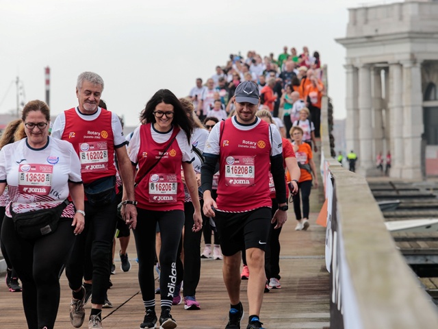 Venicemarathon campione di solidarietà: raccolta la cifra record 175.570 euro con il Charity Program 2024