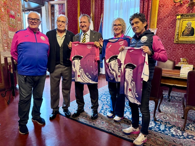 Il sindaco di Venezia Luigi Brugnaro riceve la maglia ufficiale della 39^ Wizz Air Venicemarathon   