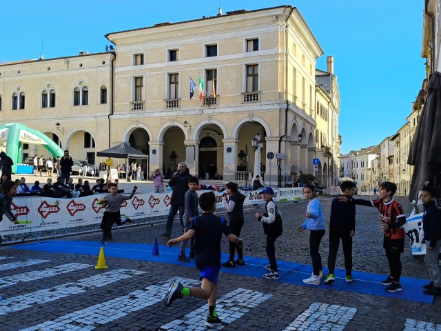 Lo spettacolo della corsa con 1400 studenti oggi in piazza con la staffetta La Ventuno del Cima