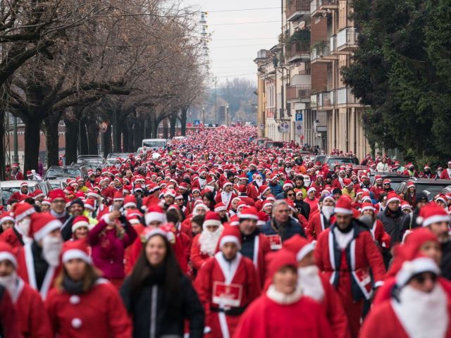 Avesani Verona Christmas Run, domenica 15 dicembre piazza Bra si tinge del rosso dei Babbi Natale