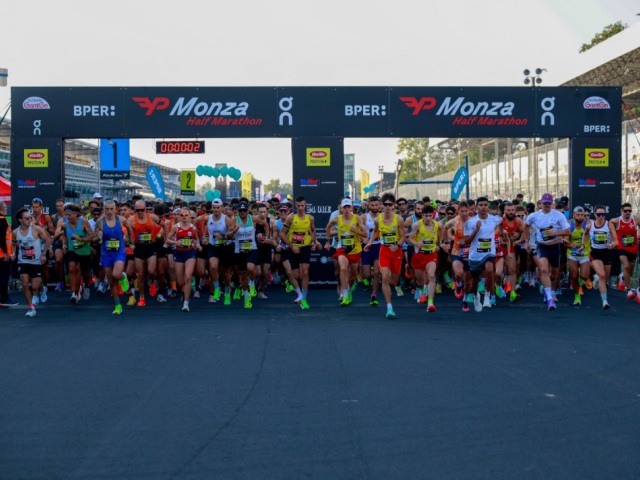 Festa per 10mila runner alla Monza Half Marathon, l'Autodromo Nazionale va di corsa