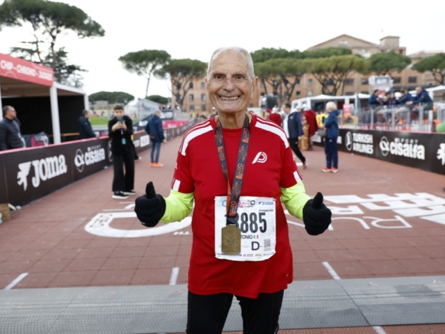 Antonio Rao, 92 anni, al traguardo della Acea Run Rome The Marathon