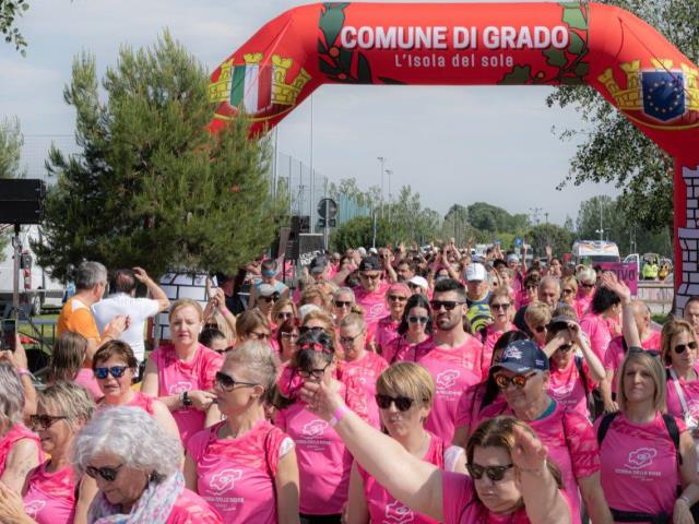 Grado si colora di rosa: in 400 di corsa per divertimento e solidarietà