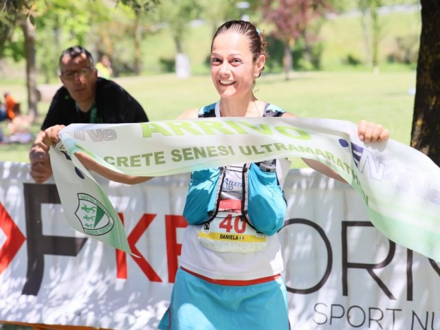 Che festa la 1a Crete Senesi Ultramarathon, buona la prima.  Vincono Alessio Bozano e Daniela Battisti