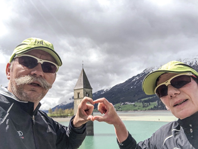 Giro Lago di Resia, 2000 runners al via; Claudia e Thomas “sposi” durante la gara