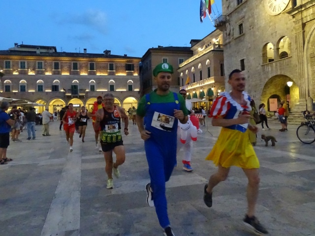 Correre è bello ma anche goliardico, grande successo ad Ascoli Piceno per la Corsa di Homer!