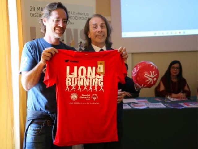 La T-shirt della “Lions running, la gara più bella di sempre” è rossa di passione per Special Olympics