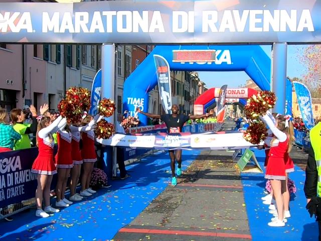 Hoka Maratona di Ravenna, la carica dei 10mila ha invaso la città per una bella giornata di sport e di record