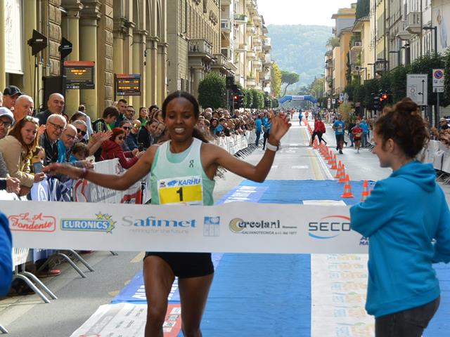 Maratonina Città di Arezzo - L’etiope Helen Bekele Tola non ottiene il personale ma migliora il record della gara, cinque keniani si giocano il successo negli ultimi 600 mt, con vittoria di Isaac Too 