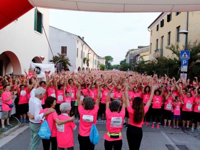 Cinquemila donne colorano di rosa la notte di Oderzo