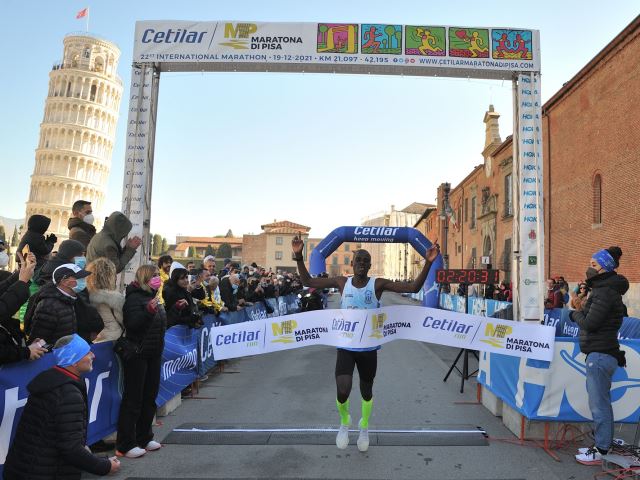XXII Cetilar Maratona di Pisa, vittoria per Jerotich e Simukeka