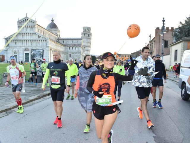 Un successo la XXIV Maratona di Pisa, record di stranieri, tante donne ed il sold out anticipato