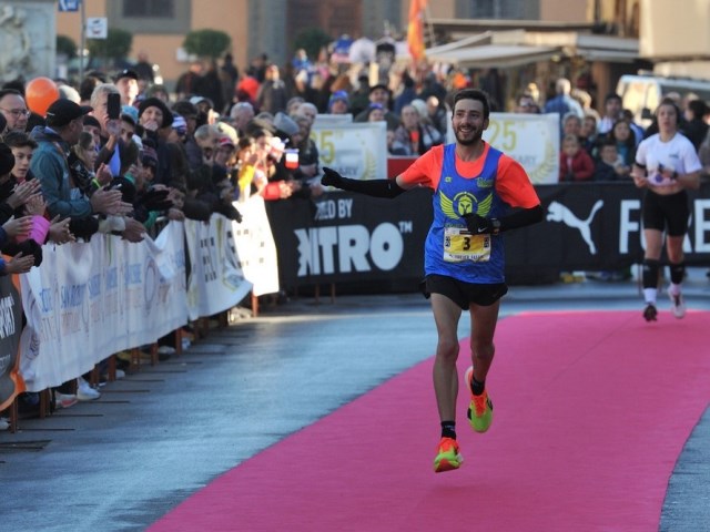 Luca Parisi vince la 25^ edizione della Maratona di Pisa 2024