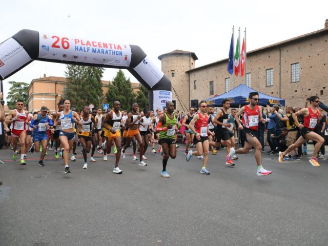 Doppietta keniana nella Placentia Half Marathon, dominio di Isaac Too e Morine Michira del gruppo Run2gether