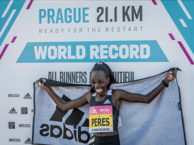 Praga 21,1 km - Ready for the Restart: 1:05:34, record mondiale ratificato per Peres Jepchirchir