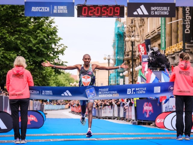 Maratona internazionale di Praga, il keniano Alexander Mutiso segna il nuovo record del percorso!