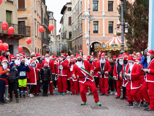 Treviso si colora di rosso: oltre 1500 Babbi Natale al via della X-mas Run
