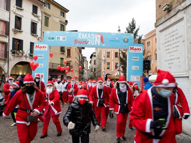 Christmas Run, un debutto coi fiocchi: 1631 Babbi Natale di corsa nel cuore di Treviso