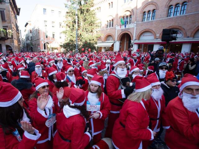 La solidarietà  si colora di rosso: 1685 Babbi Natale alla Treviso X-mas Run