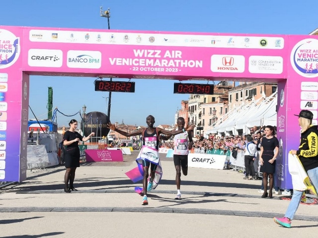 37^ Wizz Air Venicemarathon: con 2h07'41" Solomon Mutai abbassa ancora il record della gara