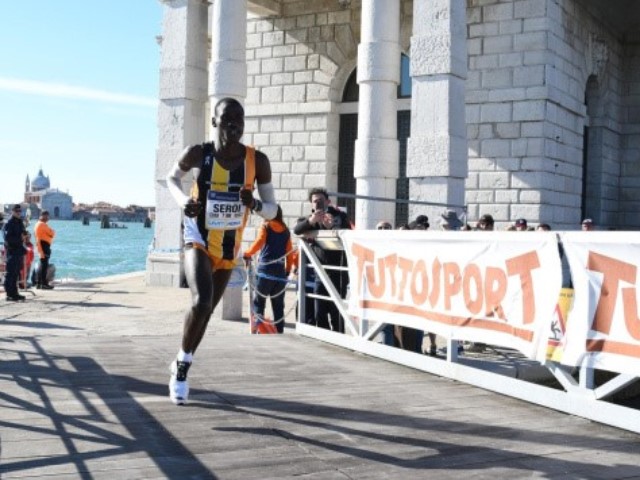 Cosmo Running Socks di Iovedodicorsa ai piedi di Anderson Saitoti Seroi, il vincitore della 35^ Confindustria Venezia Venicemarathon 