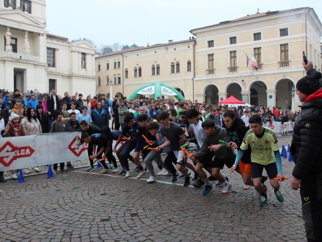 Più di mille studenti in corsa nel centro storico con la staffetta La Ventuno del Cima