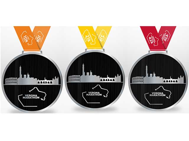 La nuova medaglia della Verona Marathon 2020 con Runclusive