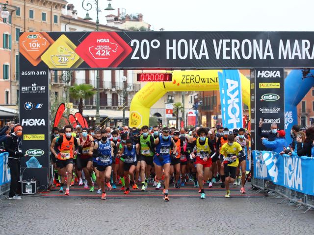 La medaglia della 21^ HOKA Verona Marathon, c’è Porta Leoni,  un tributo alla storia romana della città